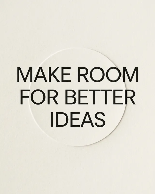 Tarjeta editorial minimalista con la frase MAKE ROOM FOR BETTER IDEAS sobre papel cálido.